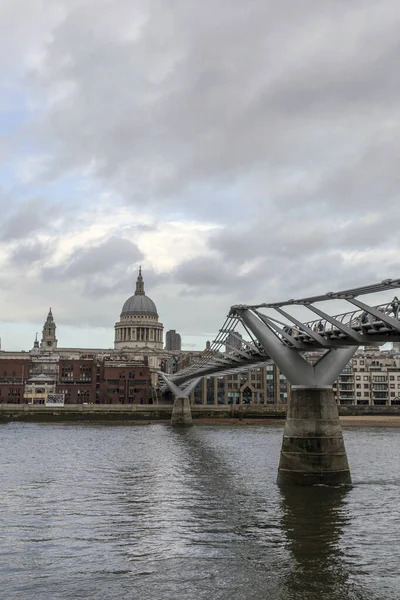 Vista de la ciudad de Londres con el río Támesis y el Millenn — Foto de Stock