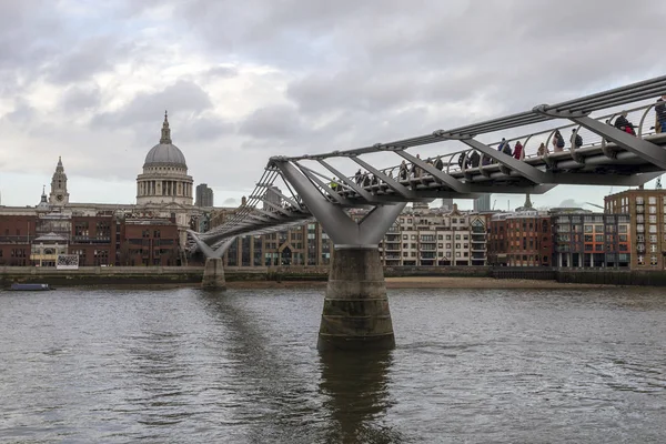 Vista de la ciudad de Londres con el río Támesis y el Millenn — Foto de Stock