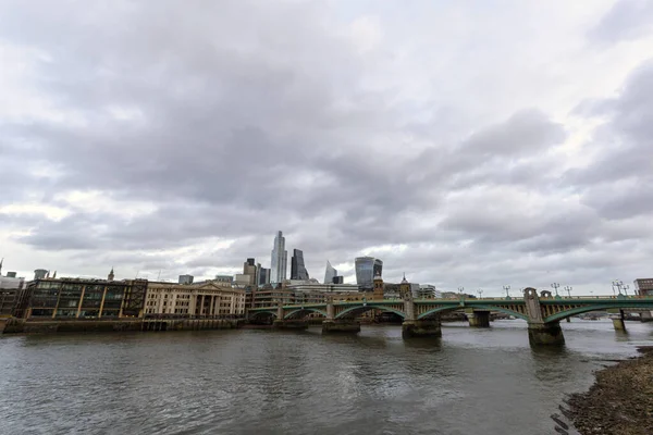Uitzicht op de stad Londen met de Theems op de voorgrond — Stockfoto