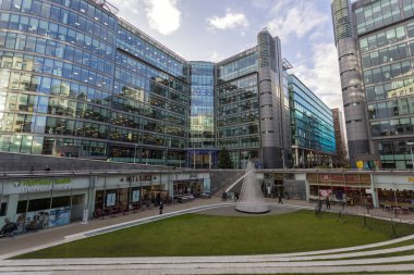 Sheldon Squ 'daki amfitiyatrodan Krallık Sokağı' na bakıyorum.