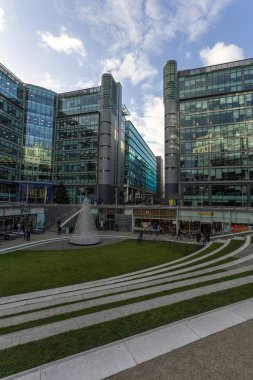 Sheldon Squ 'daki amfitiyatrodan Krallık Sokağı' na bakıyorum.