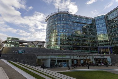 Sheldon Squ 'daki amfitiyatrodan Krallık Sokağı' na bakıyorum.