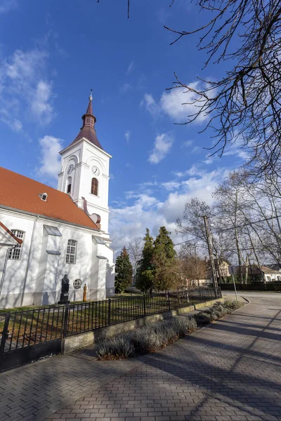Реформатская церковь в деревне Домсод — стоковое фото