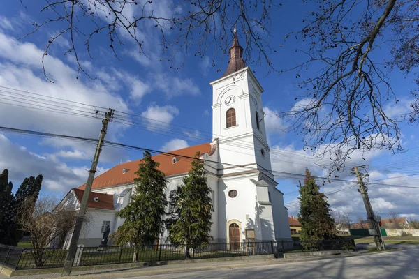 Реформатская церковь в деревне Домсод — стоковое фото