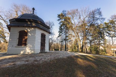 Godollo Kraliyet Sarayı 'nın bahçesindeki Pavilion.
