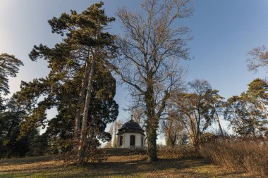 Godollo Kraliyet Sarayı 'nın bahçesindeki Pavilion.