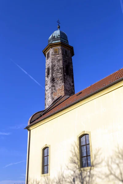 Iglesia medieval en Gyongyossolymos, Hungría — Foto de Stock