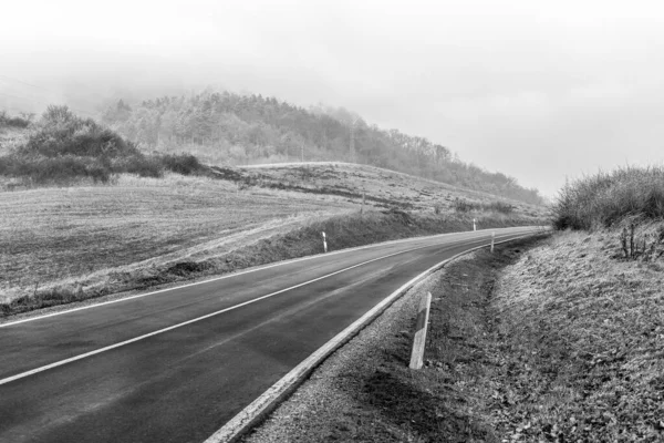Морозная дорога в зимний день — стоковое фото