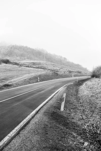 Estrada gelada em um dia de inverno — Fotografia de Stock