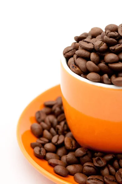 Смажені кавові зерна в апельсиновій чашці — стокове фото