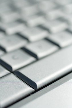 Üzerinde boşluk anahtarı olan bir dizüstü bilgisayarın klavyesini kapat