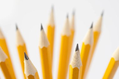 Beyaz arkaplanda izole edilmiş sarı kalemler