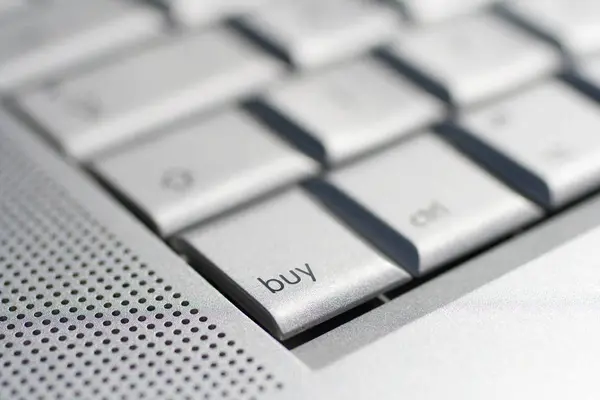 Close-up shot van een laptop toetsenbord met een buy key in focus. — Stockfoto