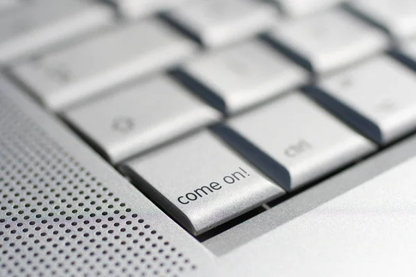 Plan rapproché d'un clavier d'ordinateur portable avec une touche "come on" en évidence . — Photo