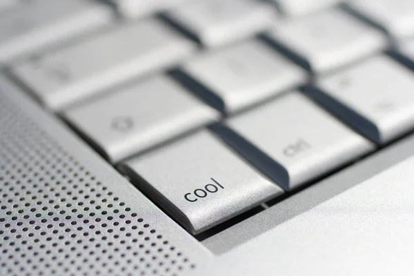 Primer plano de un teclado portátil con una tecla de enfoque fresco . — Foto de Stock