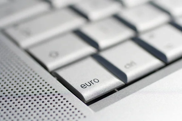 Plan rapproché d'un clavier d'ordinateur portable avec une touche "euro" en évidence . — Photo