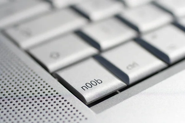 Primer plano de un teclado portátil con una tecla "nOb" en foco . — Foto de Stock