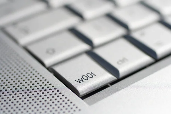 Plan rapproché d'un clavier d'ordinateur portable avec une touche "wOOt" en bref . — Photo