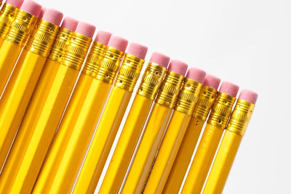 Žluté tužky izolované na bílém pozadí — Stock fotografie