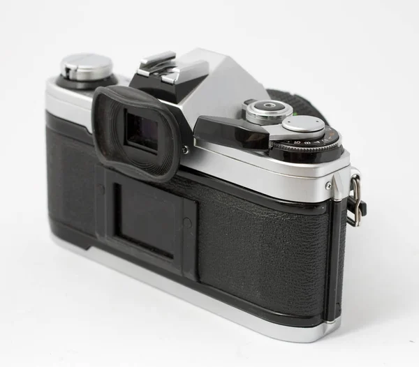 白色背景下隔离的经典模拟单镜头反射相机 — 图库照片