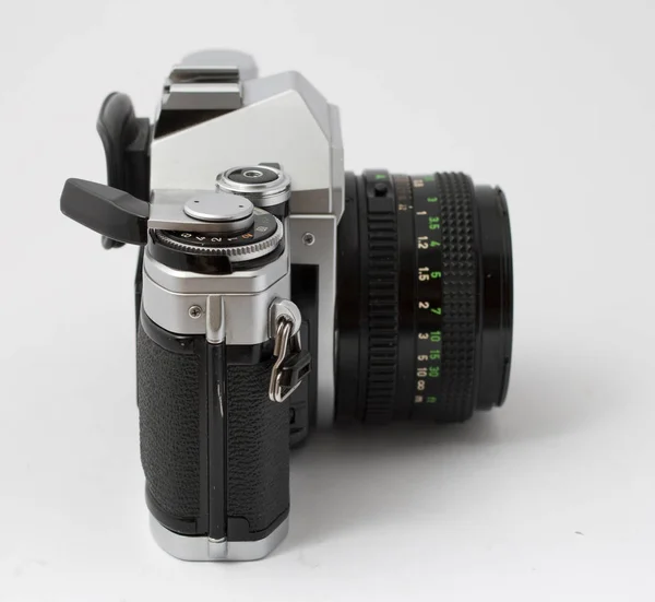 Klassieke analoge single-lens reflex camera geïsoleerd op witte achtergrond — Stockfoto