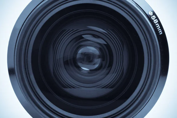 Lens met enkellensreflexcamera (slr) op witte achtergrond — Stockfoto
