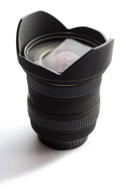 Lens met enkellensreflexcamera (slr) op witte achtergrond — Stockfoto