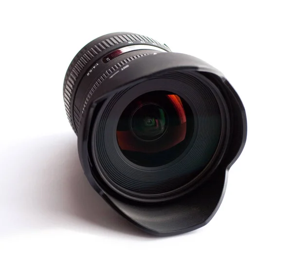 Lens met enkellensreflexcamera (slr) op witte achtergrond — Stockfoto