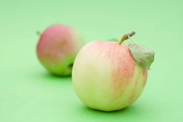 Ζουμερά μήλα σε πράσινο φόντο — Φωτογραφία Αρχείου