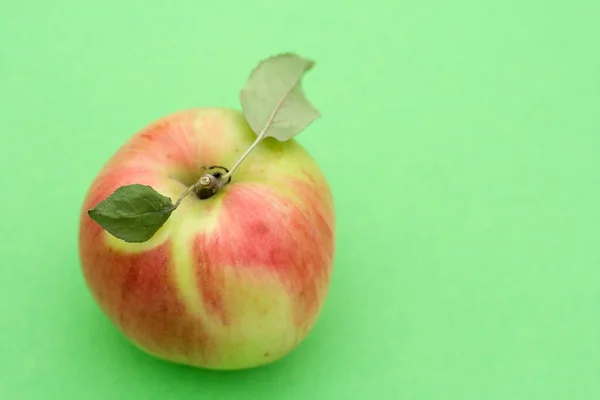 Ζουμερό μήλο σε πράσινο φόντο — Φωτογραφία Αρχείου