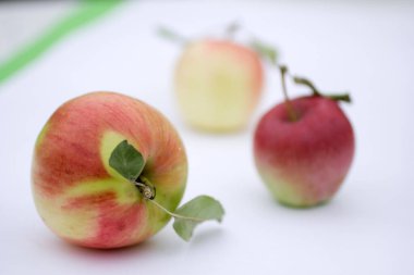 Beyaz arka planda izole edilmiş sulu elmalar