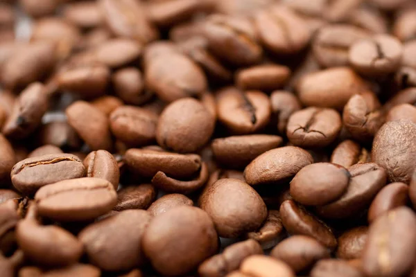 Fechar foto de grãos de café no fundo branco — Fotografia de Stock