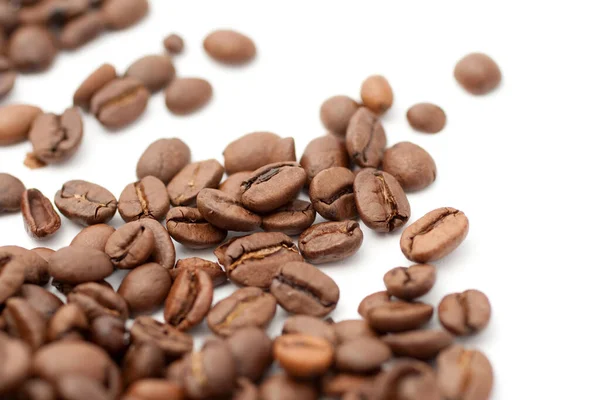 Primer plano de granos de café sobre fondo blanco — Foto de Stock