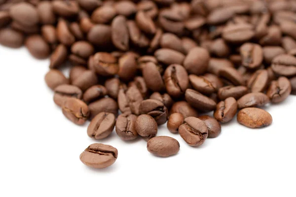 Крупним планом знімок кавових зерен на білому фоні — стокове фото