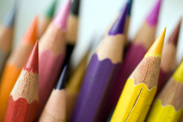 Crayons de couleur avec un fond flou — Photo