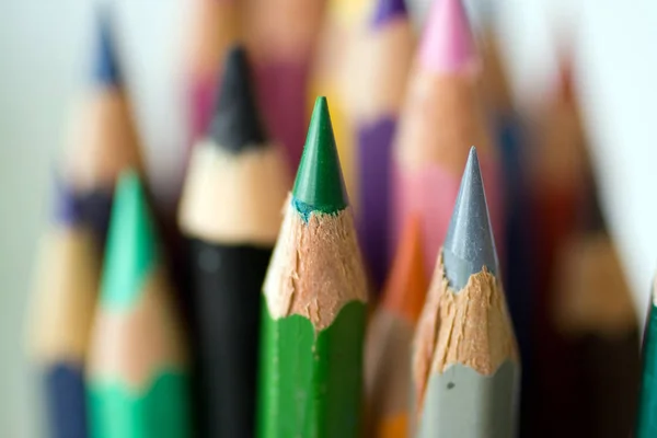 Crayons de couleur avec un fond flou — Photo