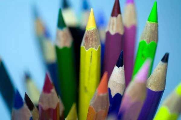 Lápis de cor com um fundo embaçado — Fotografia de Stock