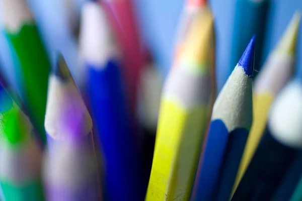 Lápices de color con un fondo borroso — Foto de Stock