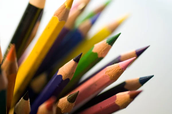 Цветные карандаши на размытом фоне — стоковое фото