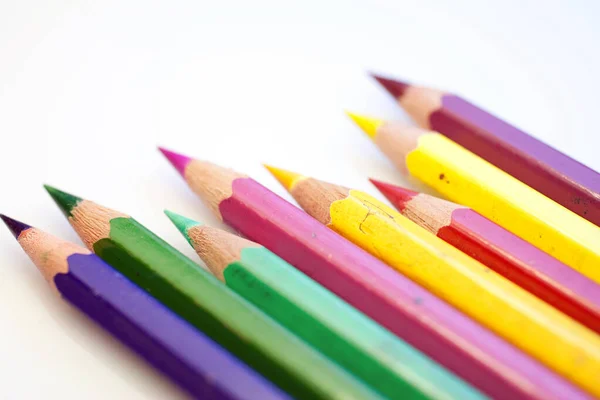 Színes ceruzák homályos háttérrel — Stock Fotó
