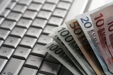 Gümüş klavyede Euro banknotları