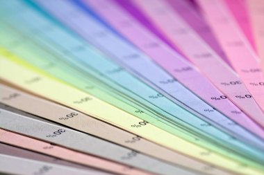 Pantone istatistiklerinin renk izi dengeli ölçekte