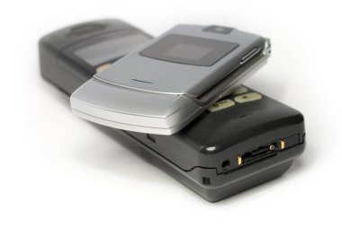 Beyaz arkaplandaki eski telefonların yakın plan görüntüsü