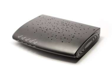 Beyaz arkaplanda eski yönlendirici izole edildi