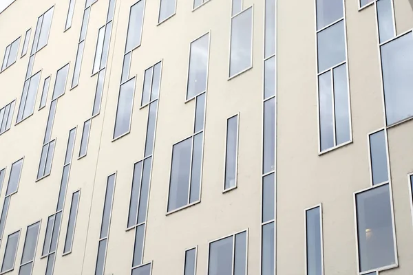 Primer plano de un moderno edificio de oficinas — Foto de Stock