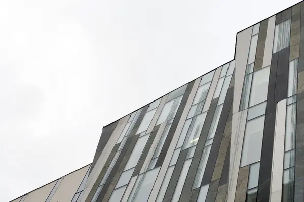 Primer plano de un moderno edificio de oficinas — Foto de Stock