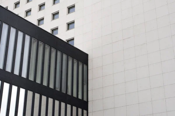 Primer plano de un moderno edificio de oficinas — Foto de Stock