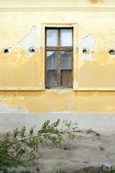 Detalhes de um antigo edifício abandonado — Fotografia de Stock