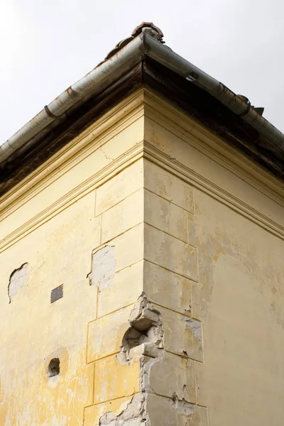 Detalhes de um antigo edifício abandonado — Fotografia de Stock