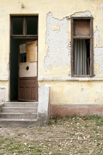 Detalhes de um antigo edifício abandonado — Fotografia de Stock